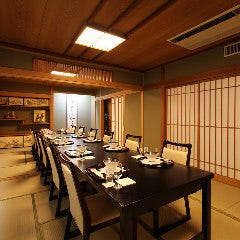 椅子席の個室、人数に合わせてごゆっくりとお寛ぎ下さい