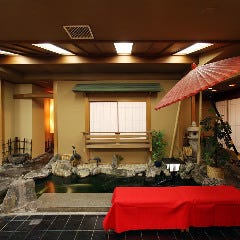 店舗中庭より『はなれ』の雰囲気。池の鯉さんもお出迎え・・