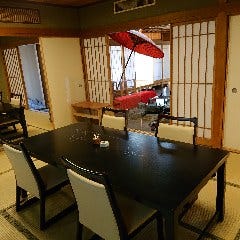落ち着いた雰囲気のお部屋で ごゆっくりとお寛ぎ下さい