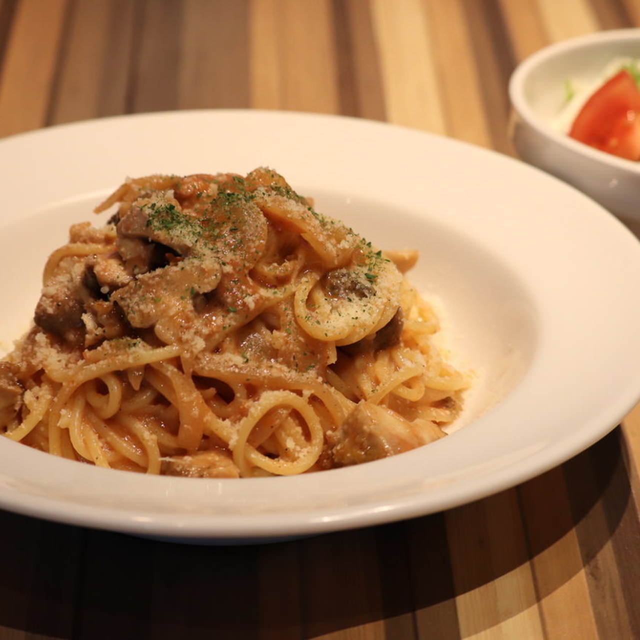 白い皿に入ったパスタ