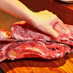 豪快な塊で仕入れる牛肉！各部位の旨みを生かしながら調理します