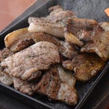 鹿児島黒豚 炭火焼き。鹿児島産黒豚のばら肉のみを使用。
黒豚の旨みを味わうならまずはバラ炭火焼き！