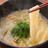 桜島どりスープの白湯うどん　新鮮な桜島どりを6時間以上煮込んだ濃厚スープを使用。濃厚でありながら胃に優しい一品。