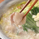 新鮮な桜島どりを6時間以上煮込んだ濃厚な
旨みのスープを使用した塩もつ鍋