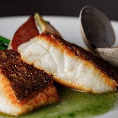 身の引き締まったぷりぷりのお魚料理は食べ応えのある逸品です。