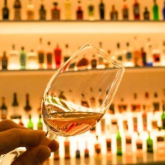 隣に併設するBarには、常時30種類以上のワインをご用意!