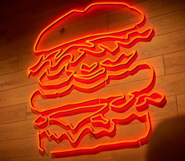 お店の壁面に設置された赤いネオンライト