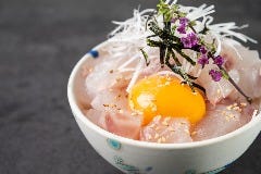 海王市場では新鮮な魚介丼を楽しめる！
