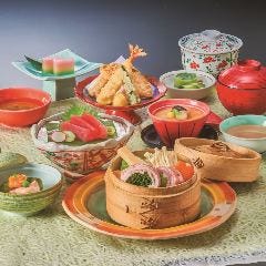様々な料理が少しずつ味わえる昼御膳