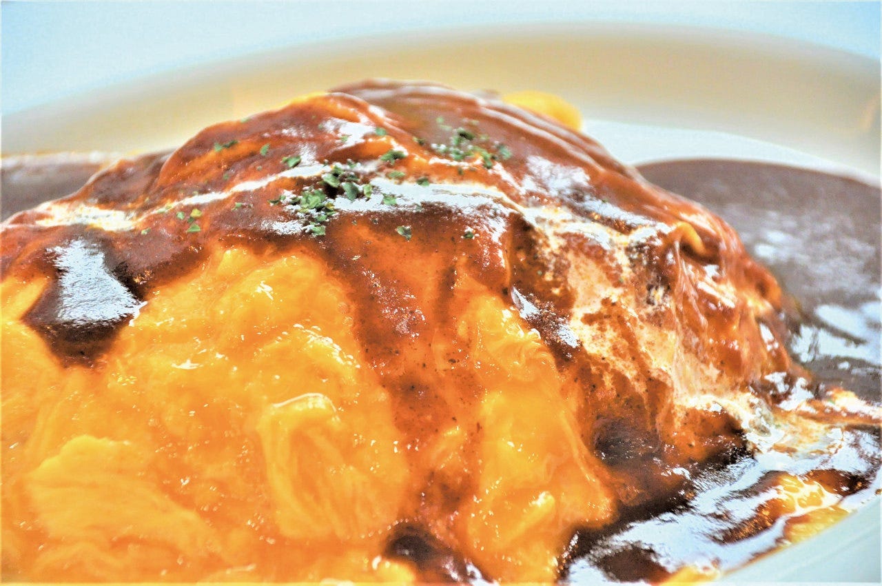 皿に盛り付けられたデミグラスソースのオムライス