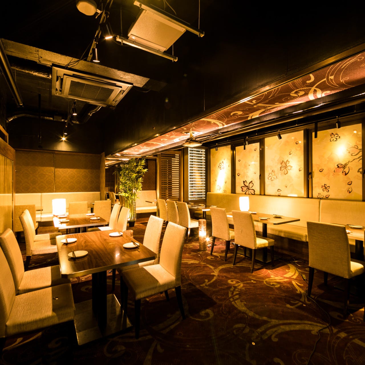 白い椅子と大理石風デザインの床がシックな内観