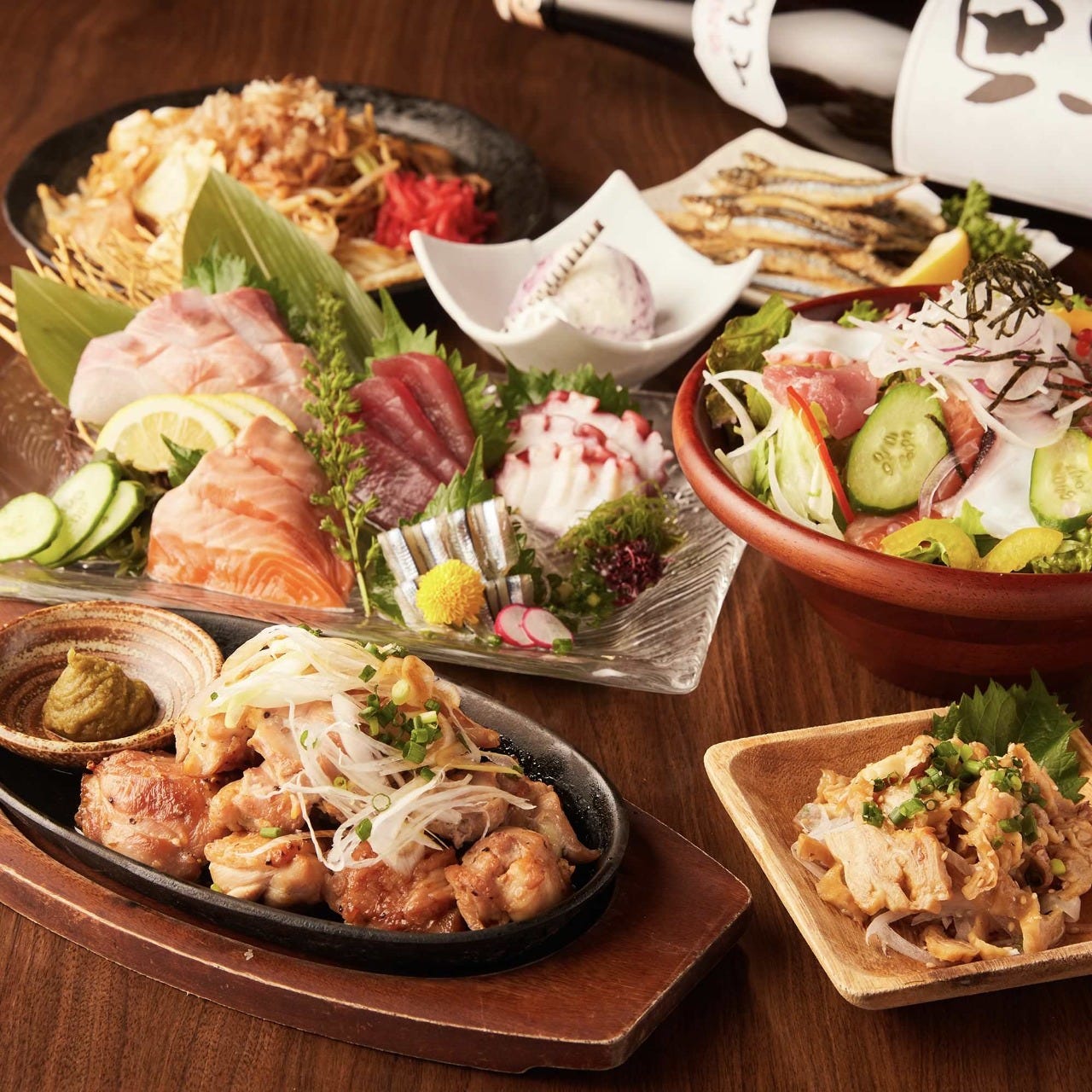 サラダや刺身、チキン南蛮などがそろうテーブル