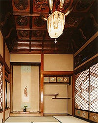 豪華な桃山調彫刻が随所に施された日本建築のお部屋