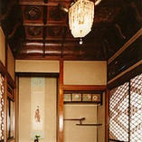 細かい障子細工から伝わる光と影のコントラスト
豪華な桃山調彫刻が随所に施された、静かな日本建築の部屋