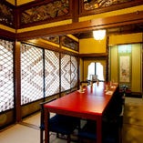 豪華な桃山調彫刻が随所に
施された日本建築のお部屋です