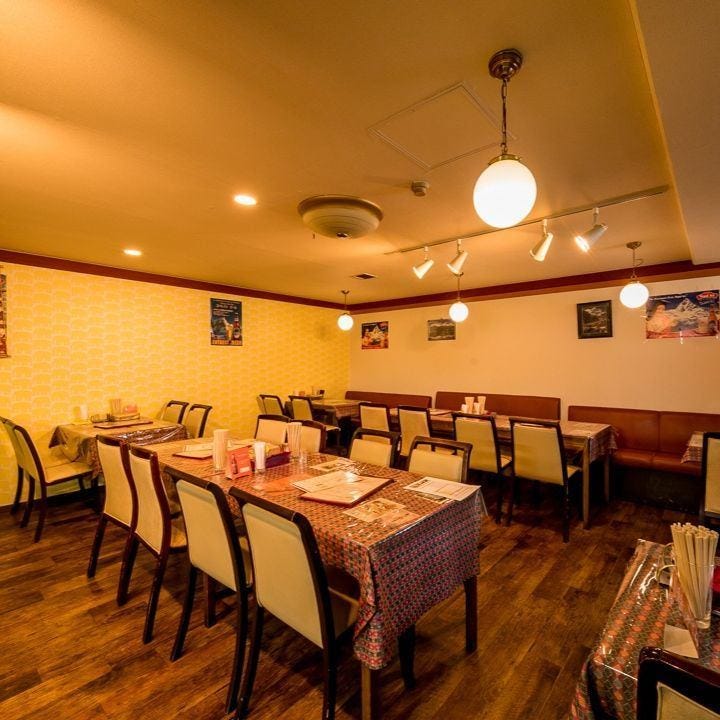 テーブル席やソファテーブル席が並んでいるパリバール 府中店の店内