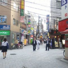西口商店街を入ってすぐ、一つ目の十字路を右に曲がります。
(左手にりそな銀行ATM、右手に回転寿司屋さんが目印の十字路です。)
