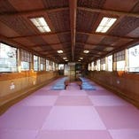 12号内観。こちらは琉球畳を使用しているお座敷。２０～４０名様くらいまで乗船可能です。