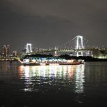 東京の人気観光スポットをバックに走る屋形船「北斎」。屋形船では国内最大級の５０ｔクラス。東京で最新の屋形船です！その大きさにビックリする方もいらっしゃいます。