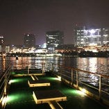 屋上の展望デッキは360℃の景観で夜景も花火も迫力満点！