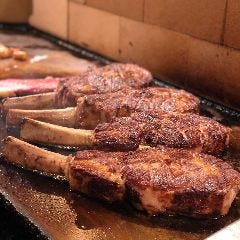 おすすめは骨付きステーキ！