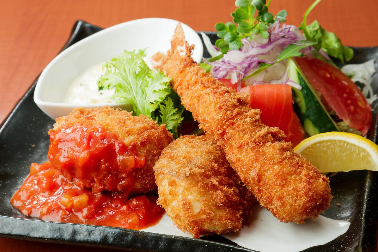 黒い皿に並んだ海鮮ミックスフライ
