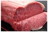 松阪まるよしが、松阪牛専門店として創業より50年以上培ってきた「目利きの技術」は、本当に美味しい松阪牛を仕入れ、格付けに振り回されることなく、常に自分たちの「目」と「指先」で全てを判断することが絶対です。