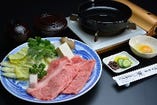 松阪牛のロース肉を使い、シンプルに醤油、きび砂糖、少量のダシだけの味付けで一口食べれば肉本来の美味しさと柔らかさを味わええます。