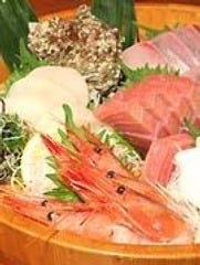 上野市場自慢のぷりっとみずみずしい新鮮なお刺身をどうぞ。