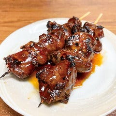 ハツ&レバーが一串で楽しめる! 大人気の「鶏きもサンド」