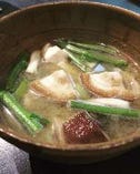 日本人の懐かしの味と言えば、お味噌汁。
人気店の味噌を使用したお味噌汁は絶品です。