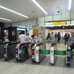 鶴見駅東口を出てすぐ左に曲がり、西口への連絡通路を通ります。