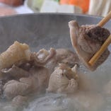 宮崎・高千穂の赤鶏を使用。時間をかけた白濁鶏がらスープが美味なる逸品
