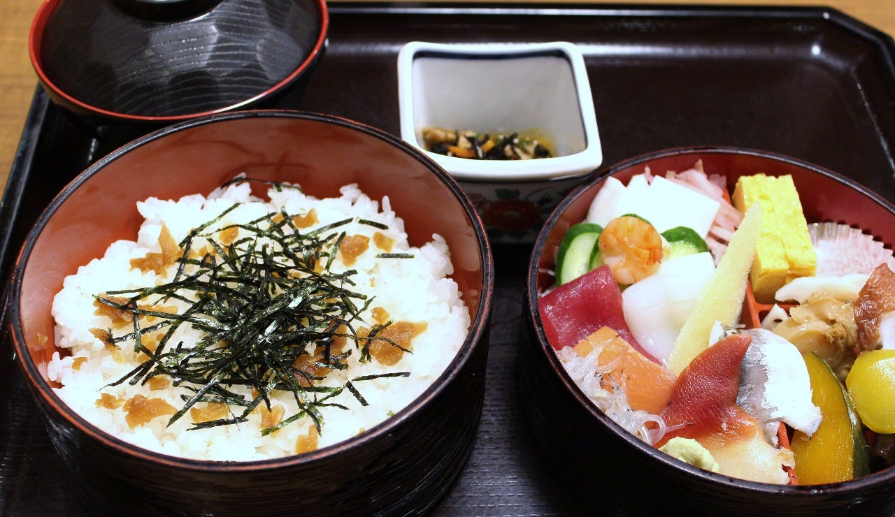 トレーに丼がふたつ並んだちらし定食