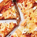 スモークサーモンとフレッシュチーズのピザ
