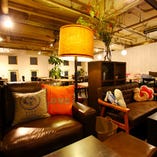 ママさんやカップルにも大人気のソファ席も完備。