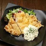 本場宮崎の味白いころもの特大チキン南蛮
鶏のモモ肉を豪快に一枚使います。	
自家製のタルタルソースでどうぞ！