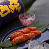 ほどよい塩気が日本酒によく合う『ちょっと炙った明太子』など、日本酒に合うことを前提に開発したメニューの数々