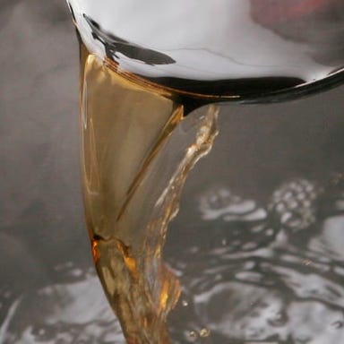 元祖もつ鍋楽天地 福岡空港国際線フードコート店_女将のみ知る独自製法のスープで魅了