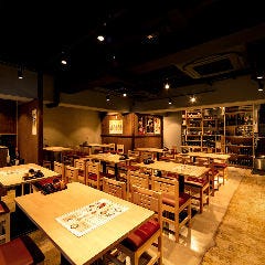 優しい灯りに照らされた店内空間へとご案内いたします。