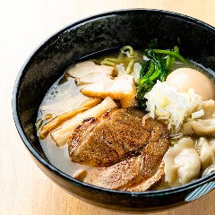 ランチの営業も行っております。定食なども幅広くご用意!