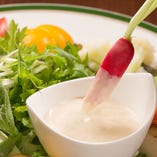 【藤沢野菜の有機野菜】
地場の野菜を特製ソースでどうぞ！