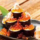 こぼれ巻き寿司はいくらと蟹の身たっぷりの贅沢な巻き寿司です。