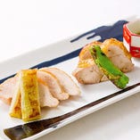 大和肉鶏もも・むね肉相盛り炙り焼　１,２９０円（税抜）　奈良県産ブランド地鶏。噛めば噛むほど口の中で広がる旨味が特徴。肉質はキュッと引き締まった中にも適度な脂肪を含んでいます。
