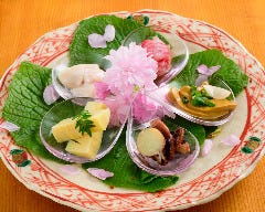 山海珍味の盛り合わせ。わさびの葉などを用いて彩り豊かに。