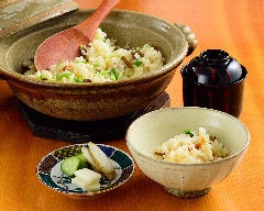 ごはんは旬の素材を取り入れて土鍋でふっくら炊き上げています。