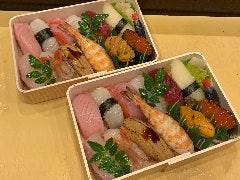 寿司盛り合わせを折箱（別途）にてテイクアウトも可能です
