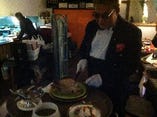 初老の紳士達による華麗なワゴン・サービスは、各テーブルを豪華で華やかに彩り、素敵なレストラン時間が流れる。