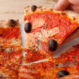 窯で焼いたからピザの旨味が凝縮！
アツアツを召し上がれ！