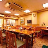 【1階席：お蕎麦屋】～24名様用テーブル席…昭和の雰囲気を漂わせる店内で変わらぬ伝統の味、利久庵のお蕎麦をお楽しみいただけます。席と席の距離も広く、隣を気にせず気軽にご利用いただけるお席となっています。
